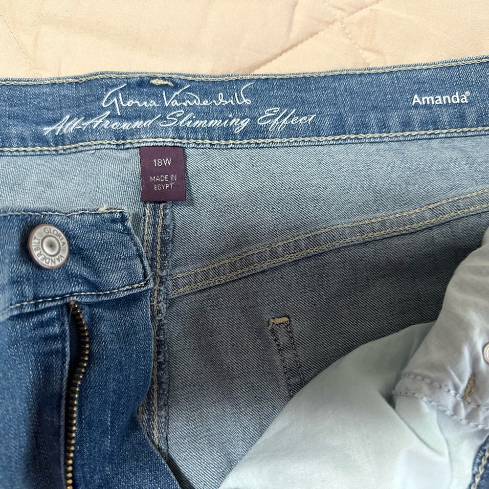 Gloria Vanderbilt “Amanda” All Around Slimming Effect Cropped Jeans Size 18W